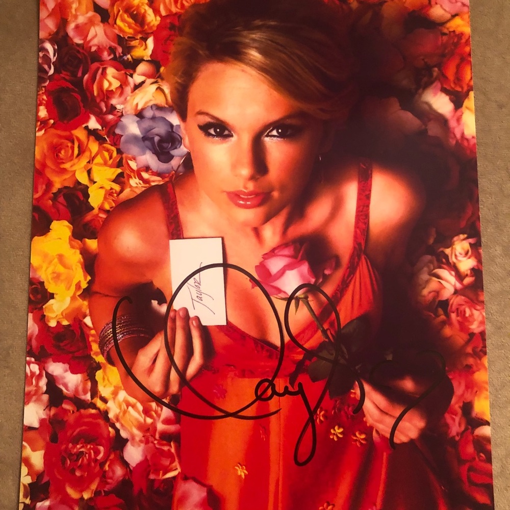Taylor Swift Hand Signed Autograph with COA